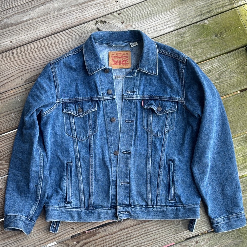 Levi’s Trucker Jacket Med-Light Wash Denim Jean Jacket Red Tab Classic